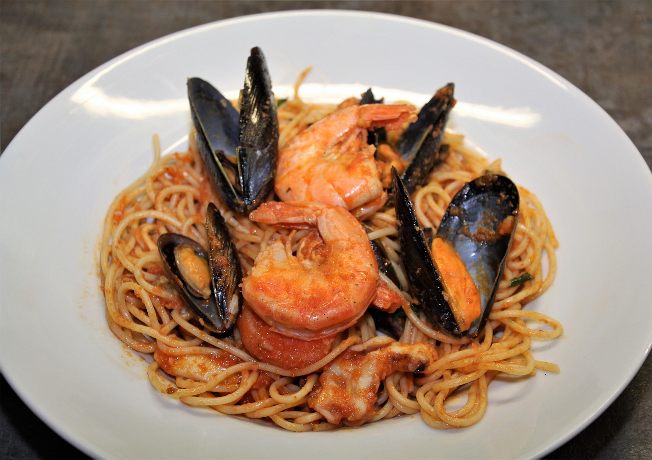 pasta, noodles, shellfish, shrimp, scampi, cozze, spaghetti, meal, italian, having lunch, fresh, yummy, italy, vacations, tomatoes, healthy, cook, restaurant